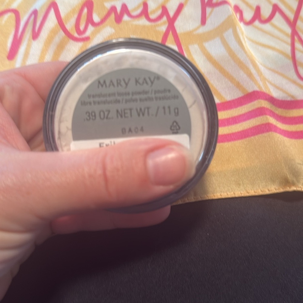 Mary Kay Translucent Setting Powder with brush - Picture 3 of 3